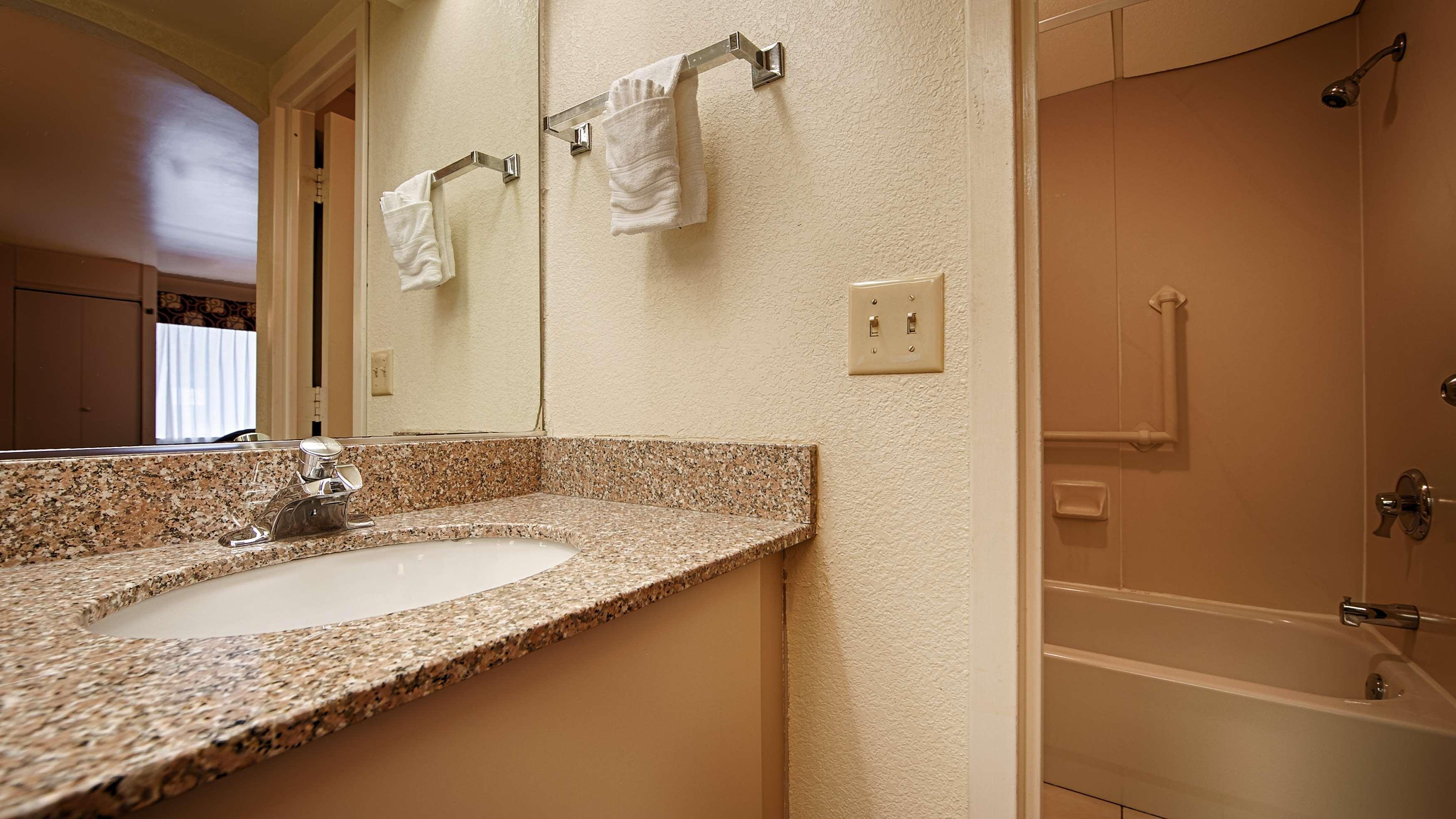 Surestay Hotel By Best Western East Brunswick Εξωτερικό φωτογραφία