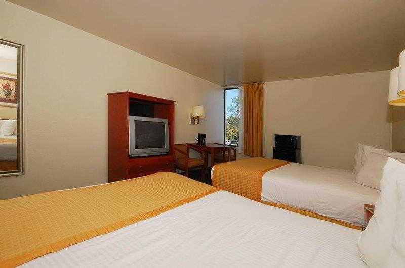 Surestay Hotel By Best Western East Brunswick Εξωτερικό φωτογραφία